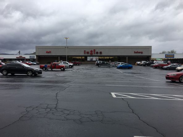 Valley Plaza Shopping Center : 4785 Main St, Jasper, TN 37347